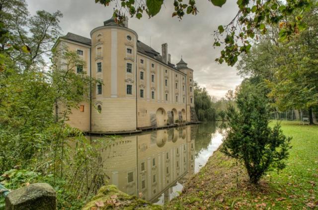 Gastehaus Schloss Bernau Hotel Fischlham Exterior photo