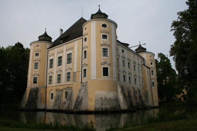 Gastehaus Schloss Bernau Hotel Fischlham Exterior photo