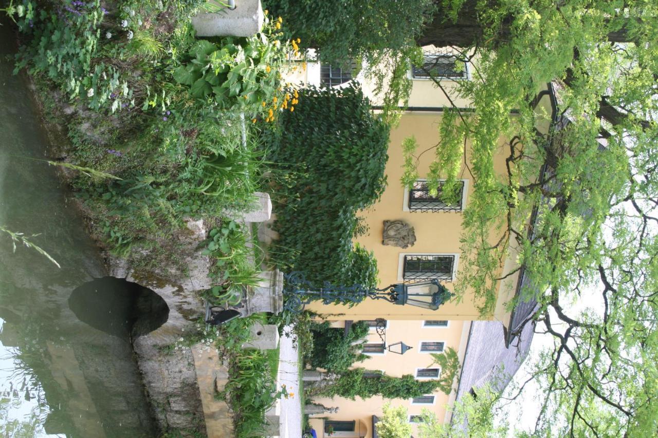 Gastehaus Schloss Bernau Hotel Fischlham Exterior photo