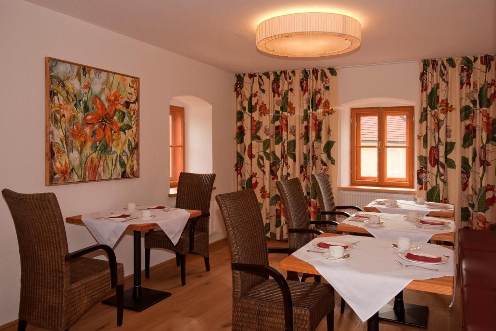 Gastehaus Schloss Bernau Hotel Fischlham Exterior photo